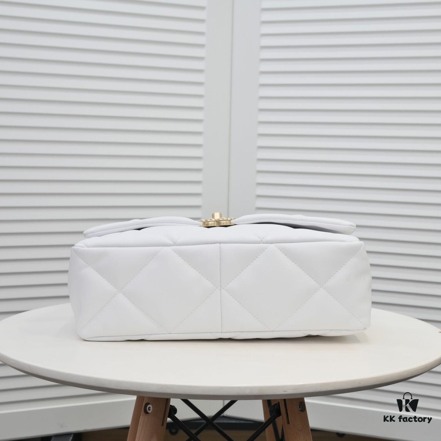 Pure White Large Size Chanel Latest Bestseller Just Released 📣📣 Same as Boutique, Imported Cowhide Leather 🐂, Extremely Soft Touch, Superb Fit, Can Be Carried by Hand, on Shoulder or Crossbody, Fully Showcasing Women's Elegant Charm 💃 Hurry and Grab Yours Now