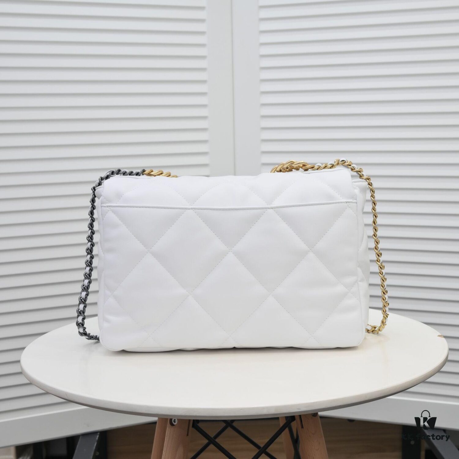 Pure White Large Size Chanel Latest Bestseller Just Released 📣📣 Same as Boutique, Imported Cowhide Leather 🐂, Extremely Soft Touch, Superb Fit, Can Be Carried by Hand, on Shoulder or Crossbody, Fully Showcasing Women's Elegant Charm 💃 Hurry and Grab Yours Now