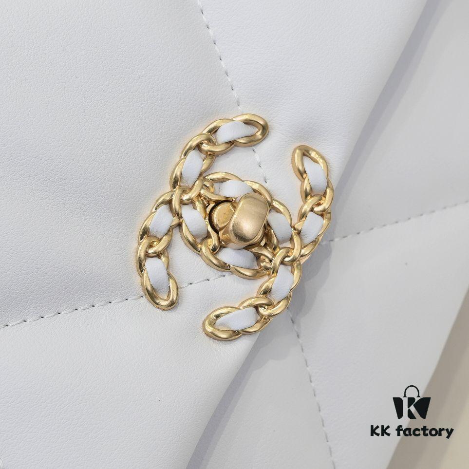 Pure White Large Size Chanel Latest Bestseller Just Released 📣📣 Same as Boutique, Imported Cowhide Leather 🐂, Extremely Soft Touch, Superb Fit, Can Be Carried by Hand, on Shoulder or Crossbody, Fully Showcasing Women's Elegant Charm 💃 Hurry and Grab Yours Now