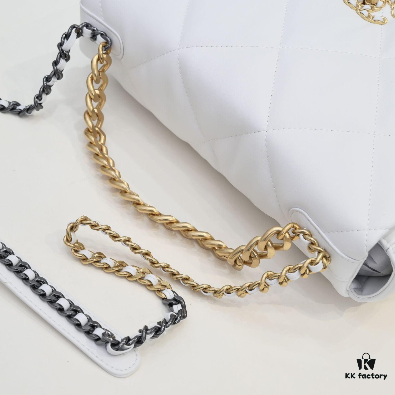 Pure White Large Size Chanel Latest Bestseller Just Released 📣📣 Same as Boutique, Imported Cowhide Leather 🐂, Extremely Soft Touch, Superb Fit, Can Be Carried by Hand, on Shoulder or Crossbody, Fully Showcasing Women's Elegant Charm 💃 Hurry and Grab Yours Now