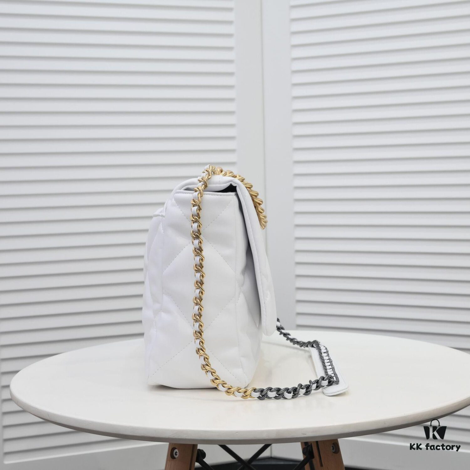 Pure White Large Size Chanel Latest Bestseller Just Released 📣📣 Same as Boutique, Imported Cowhide Leather 🐂, Extremely Soft Touch, Superb Fit, Can Be Carried by Hand, on Shoulder or Crossbody, Fully Showcasing Women's Elegant Charm 💃 Hurry and Grab Yours Now