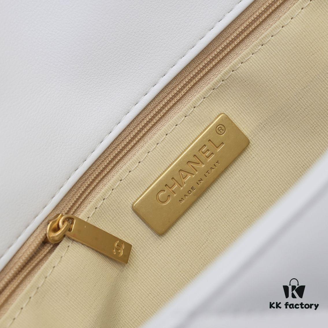 Pure White Large Size Chanel Latest Bestseller Just Released 📣📣 Same as Boutique, Imported Cowhide Leather 🐂, Extremely Soft Touch, Superb Fit, Can Be Carried by Hand, on Shoulder or Crossbody, Fully Showcasing Women's Elegant Charm 💃 Hurry and Grab Yours Now