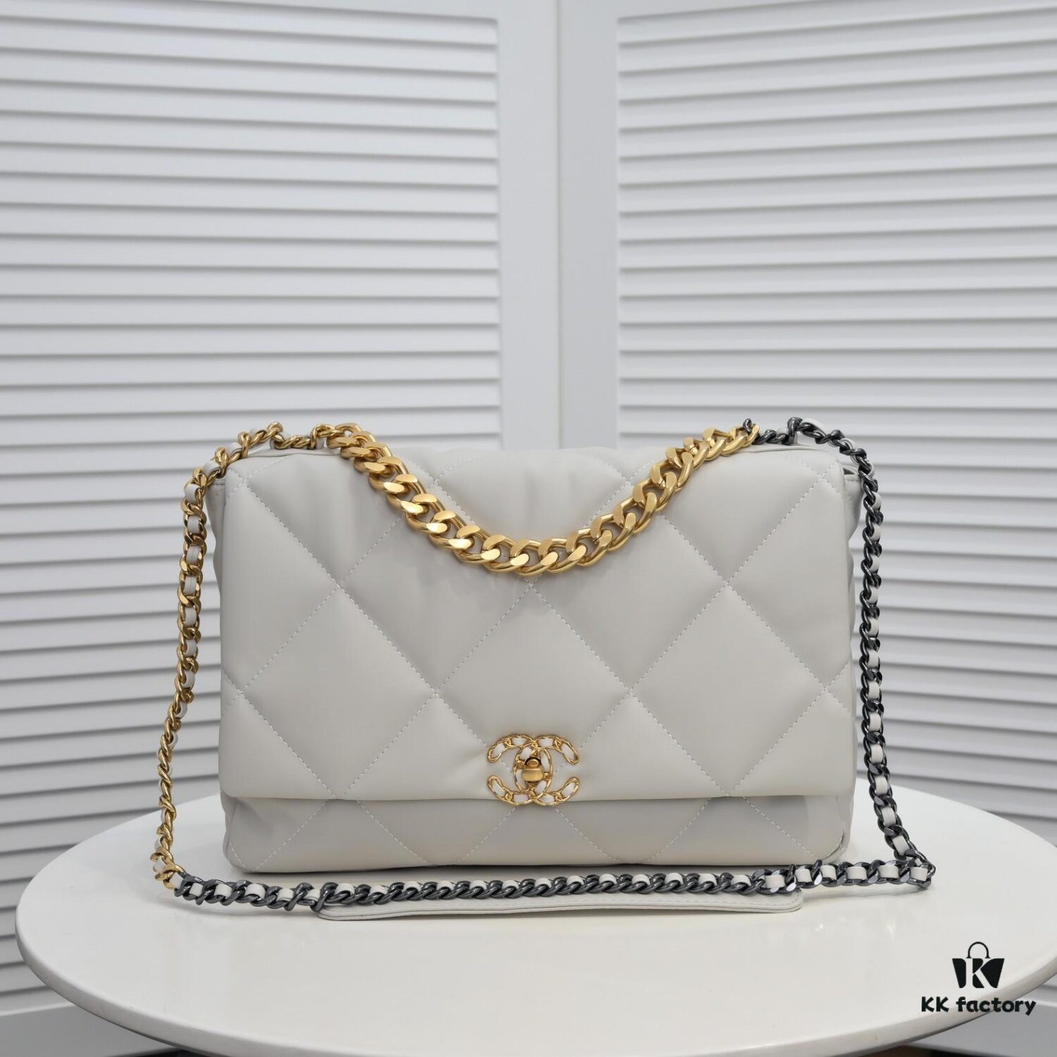 Off-white Large Chanel Latest Bestseller Release 📣📣 Same as Boutique, Imported Cowhide Leather with Super Soft Touch