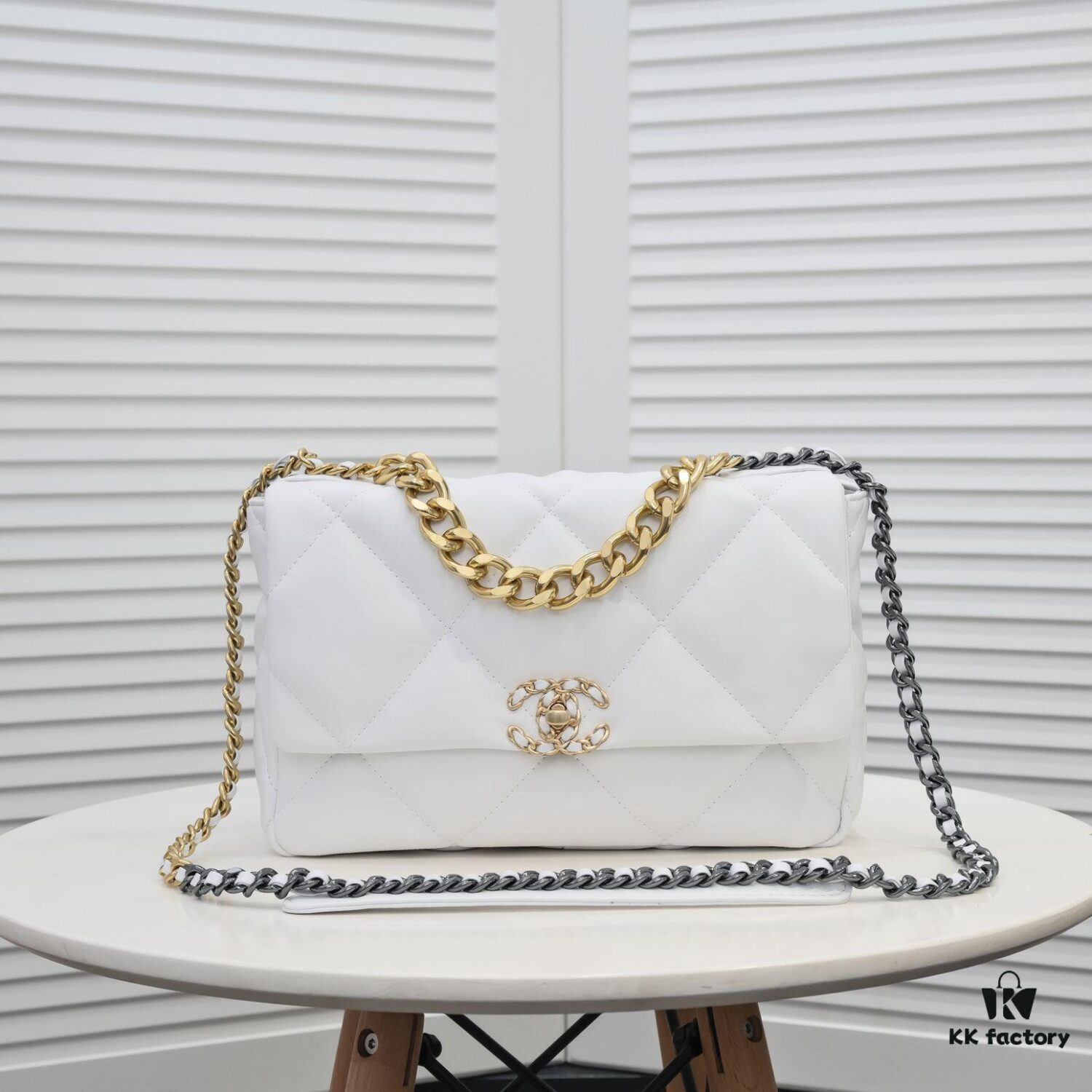 Pure White Medium-Sized Chanel Latest Bestseller - Now Available 📣📣 Same as Boutique, Imported Calfskin Leather 🐂, Extremely Soft to the Touch