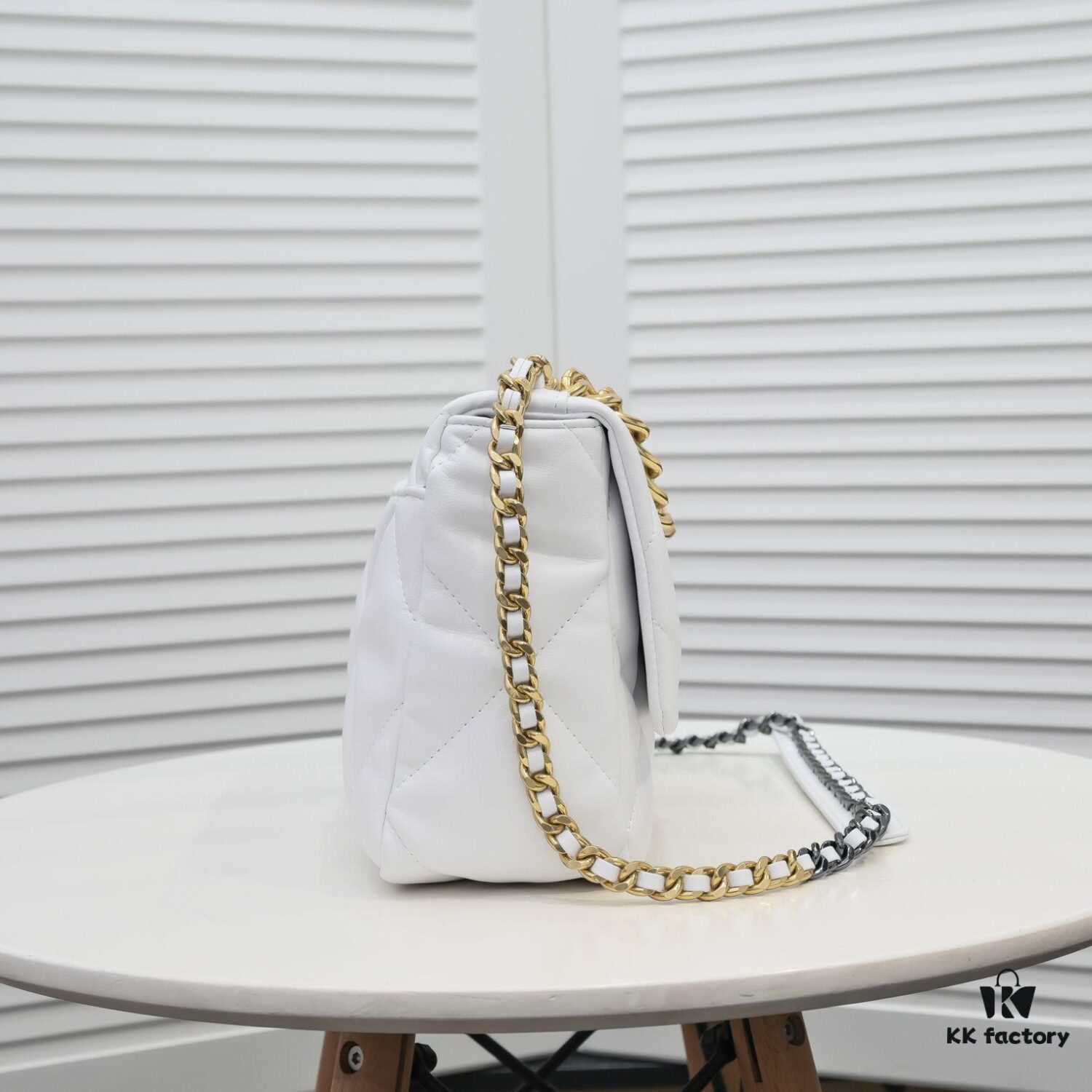 Pure White Medium-Sized Chanel Latest Bestseller - Now Available 📣📣 Same as Boutique, Imported Calfskin Leather 🐂, Extremely Soft to the Touch