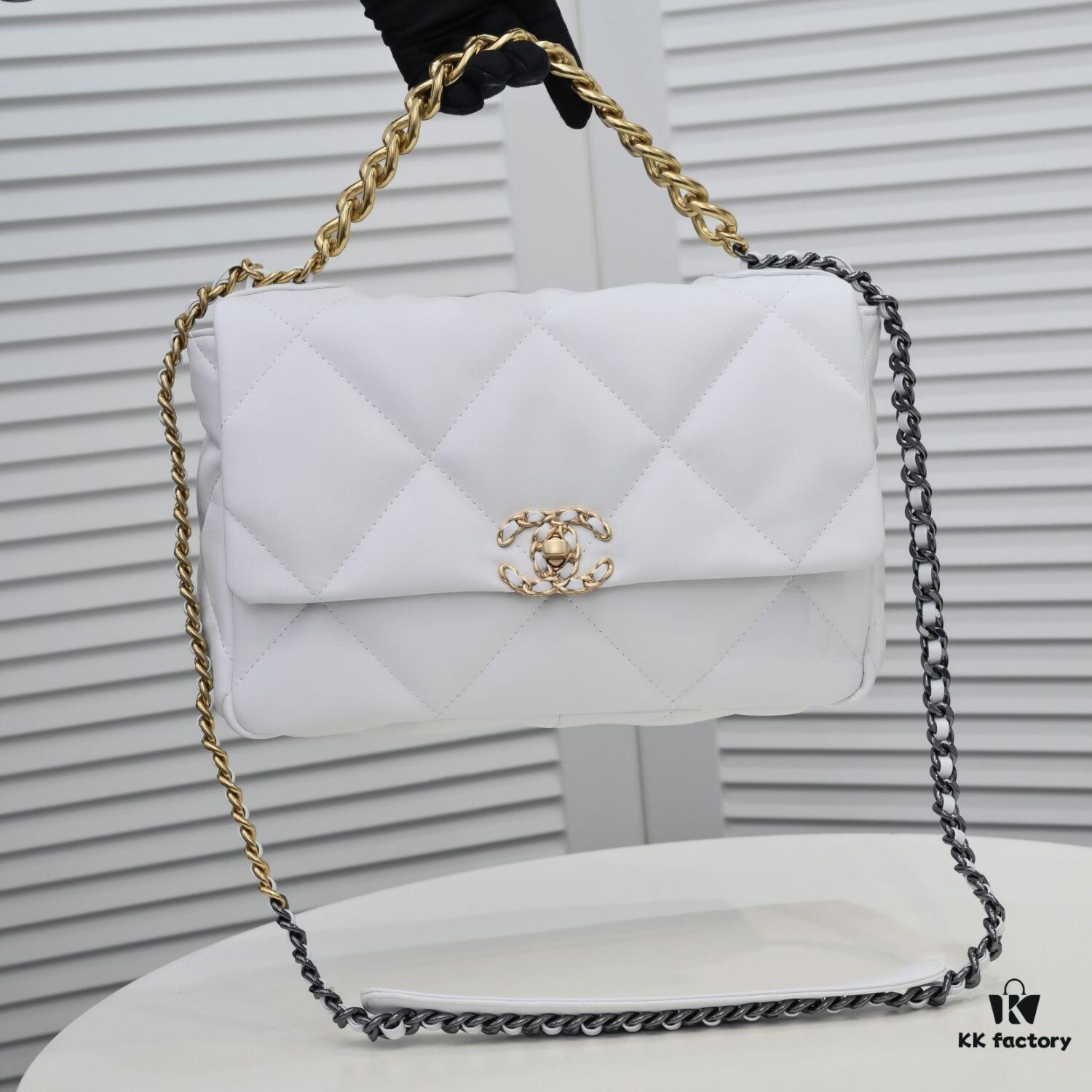 Pure White Medium-Sized Chanel Latest Bestseller - Now Available 📣📣 Same as Boutique, Imported Calfskin Leather 🐂, Extremely Soft to the Touch
