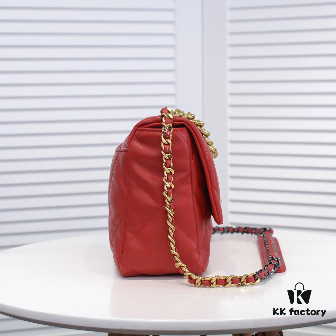 Large Red Medium-Sized Chanel Latest Bestseller Now Available 📣📣 Synchronized with Counter Release🤭 Premium Imported Calfskin 🐂 Extremely Soft Touch. Excellent Fit, Can Be Carried by Hand, on Shoulder, or Crossbody, Fully Showcasing Women's Elegant Charm 💃 Act Now!