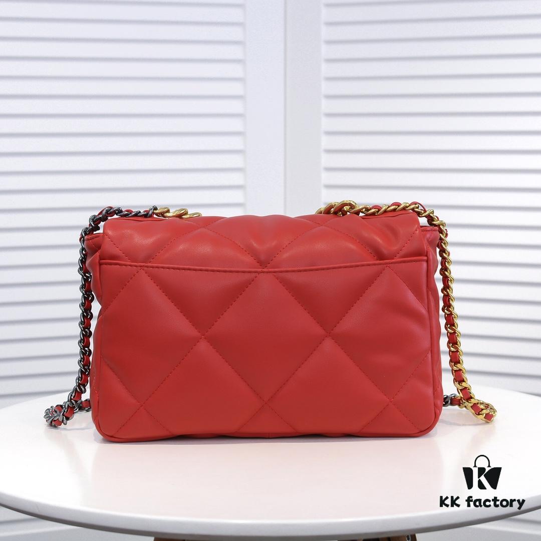 Large Red Medium-Sized Chanel Latest Bestseller Now Available 📣📣 Synchronized with Counter Release🤭 Premium Imported Calfskin 🐂 Extremely Soft Touch. Excellent Fit, Can Be Carried by Hand, on Shoulder, or Crossbody, Fully Showcasing Women's Elegant Charm 💃 Act Now!