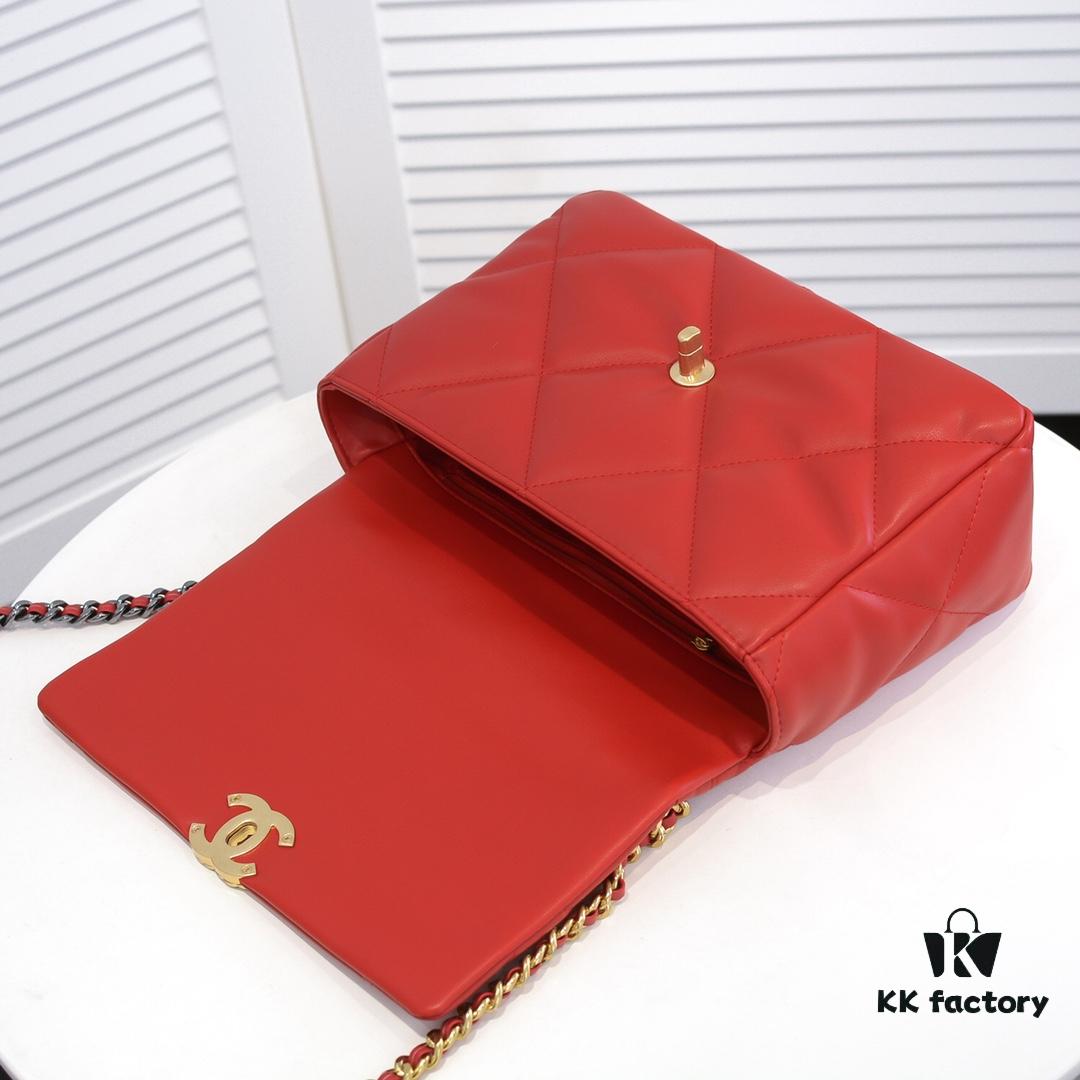 Large Red Medium-Sized Chanel Latest Bestseller Now Available 📣📣 Synchronized with Counter Release🤭 Premium Imported Calfskin 🐂 Extremely Soft Touch. Excellent Fit, Can Be Carried by Hand, on Shoulder, or Crossbody, Fully Showcasing Women's Elegant Charm 💃 Act Now!