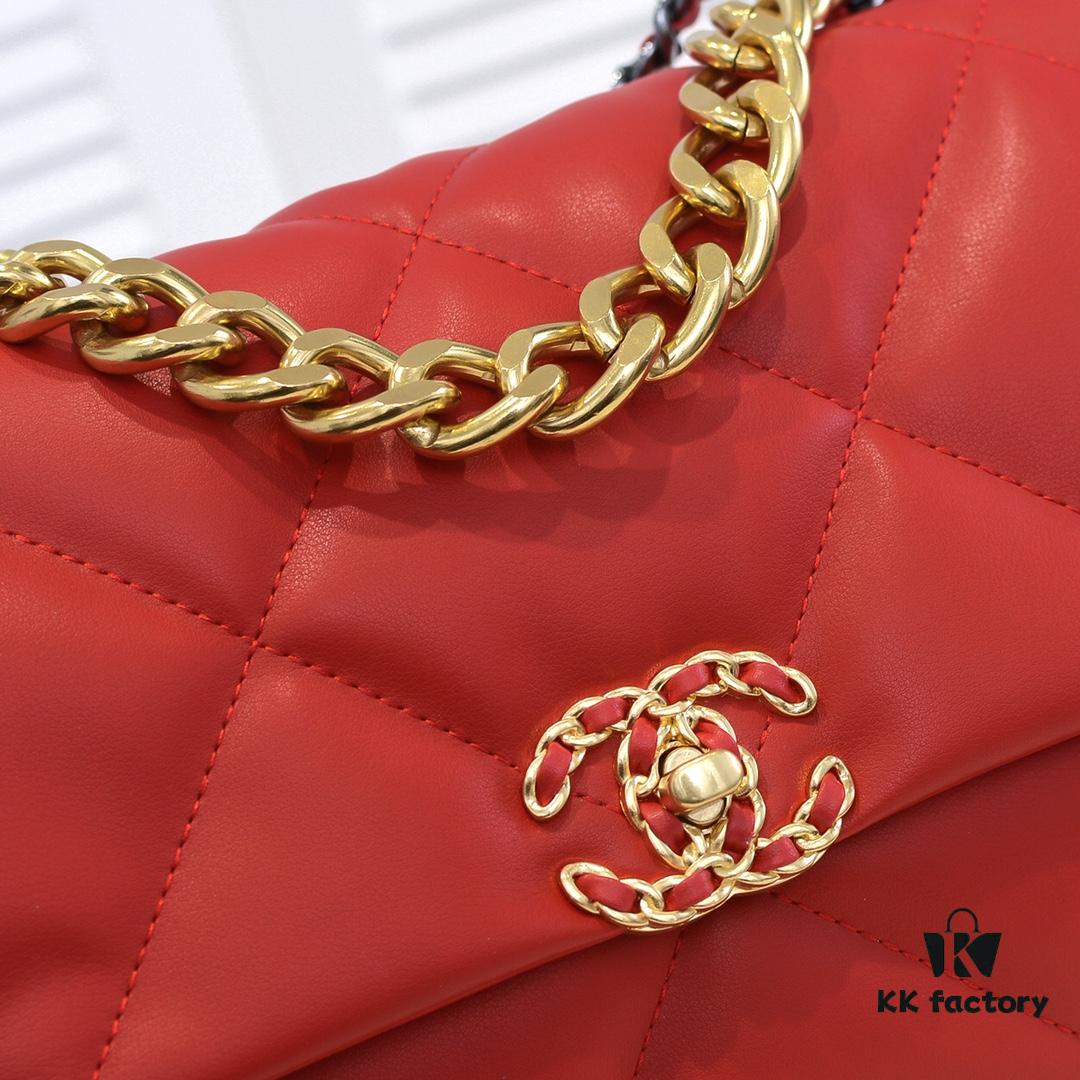 Large Red Medium-Sized Chanel Latest Bestseller Now Available 📣📣 Synchronized with Counter Release🤭 Premium Imported Calfskin 🐂 Extremely Soft Touch. Excellent Fit, Can Be Carried by Hand, on Shoulder, or Crossbody, Fully Showcasing Women's Elegant Charm 💃 Act Now!