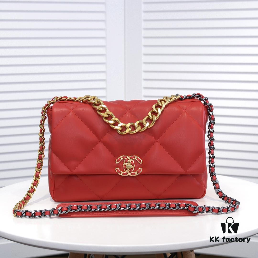 Large Red Medium-Sized Chanel Latest Bestseller Now Available 📣📣 Synchronized with Counter Release🤭 Premium Imported Calfskin 🐂 Extremely Soft Touch. Excellent Fit, Can Be Carried by Hand, on Shoulder, or Crossbody, Fully Showcasing Women's Elegant Charm 💃 Act Now!