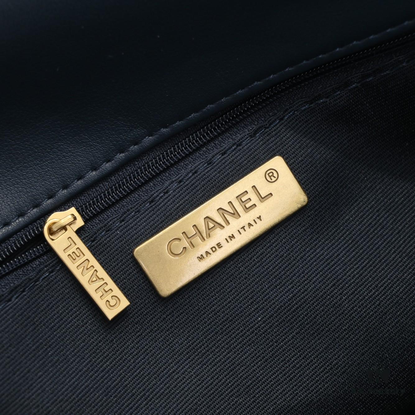 Small Deep Blue Chanel Latest Bestseller Just Arrived 📣📣 Same as Counter Version🤭 Premium Imported Calfskin Leather🐂 Extremely Soft to Touch. Stunning Fit and Flattering Silhouette, Can Be Carried by Hand, on Shoulder or Crossbody, Fully Showcasing Feminine Elegance 💃 Grab Yours Now