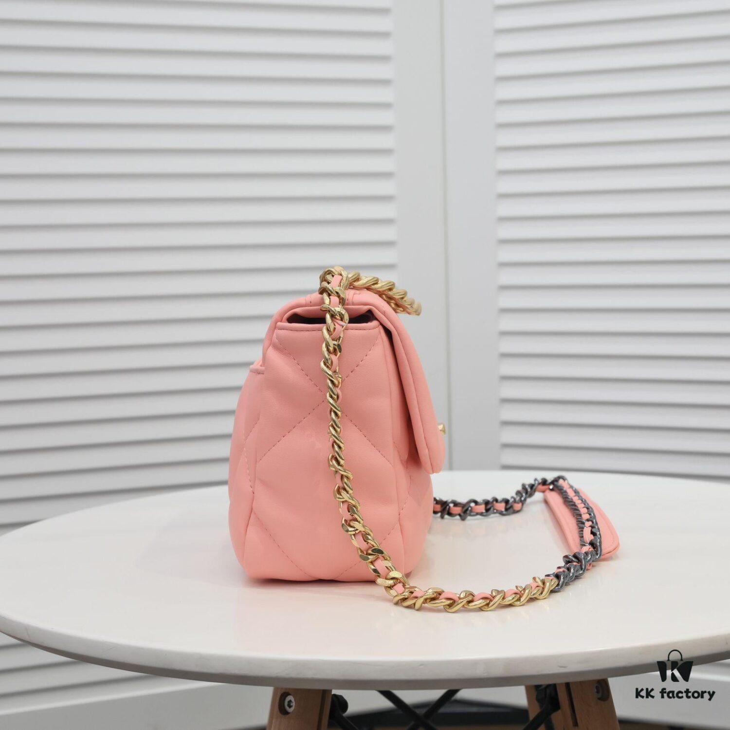 Pink Mini Chanel Latest Bestseller Release 📣📣 Synchronized with Counter, Imported Calfskin Leather 🐂 Exceptionally Soft Touch, Superb Fit, Can Be Carried by Hand, on Shoulder or Crossbody, Fully Showcasing Women's Elegant Charm 💃 Act Now