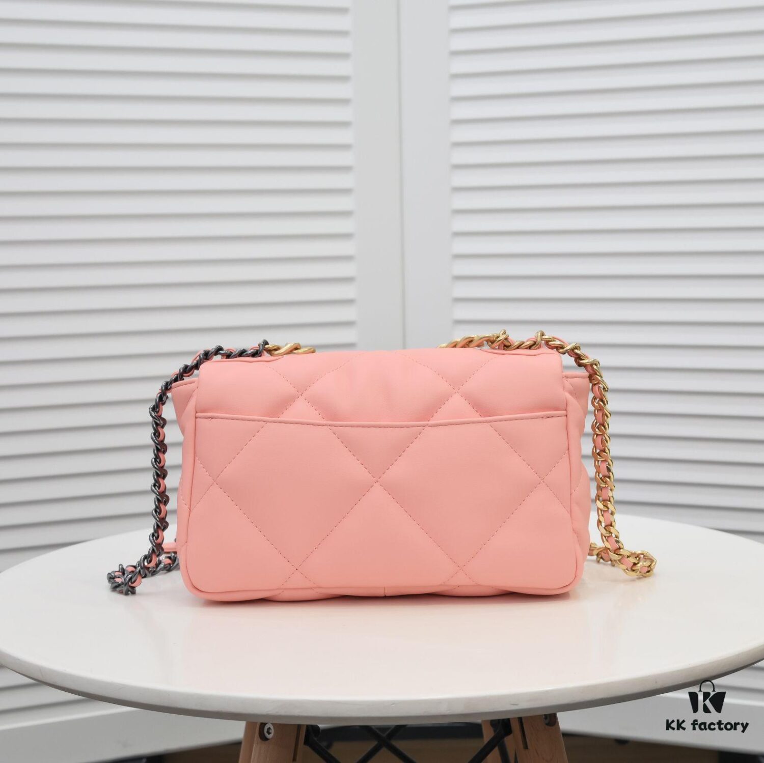 Pink Mini Chanel Latest Bestseller Release 📣📣 Synchronized with Counter, Imported Calfskin Leather 🐂 Exceptionally Soft Touch, Superb Fit, Can Be Carried by Hand, on Shoulder or Crossbody, Fully Showcasing Women's Elegant Charm 💃 Act Now
