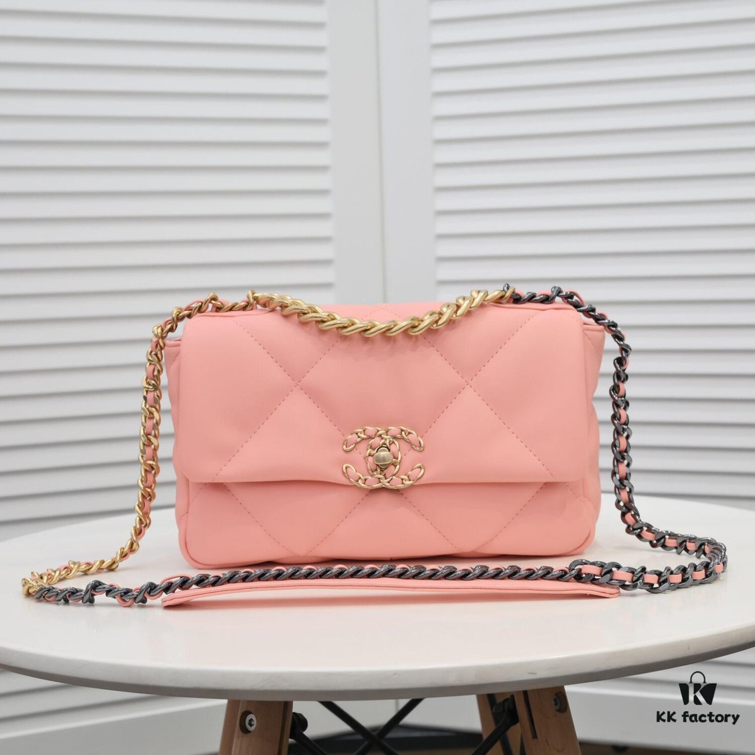Pink Mini Chanel Latest Bestseller Release 📣📣 Synchronized with Counter, Imported Calfskin Leather 🐂 Exceptionally Soft Touch, Superb Fit, Can Be Carried by Hand, on Shoulder or Crossbody, Fully Showcasing Women's Elegant Charm 💃 Act Now