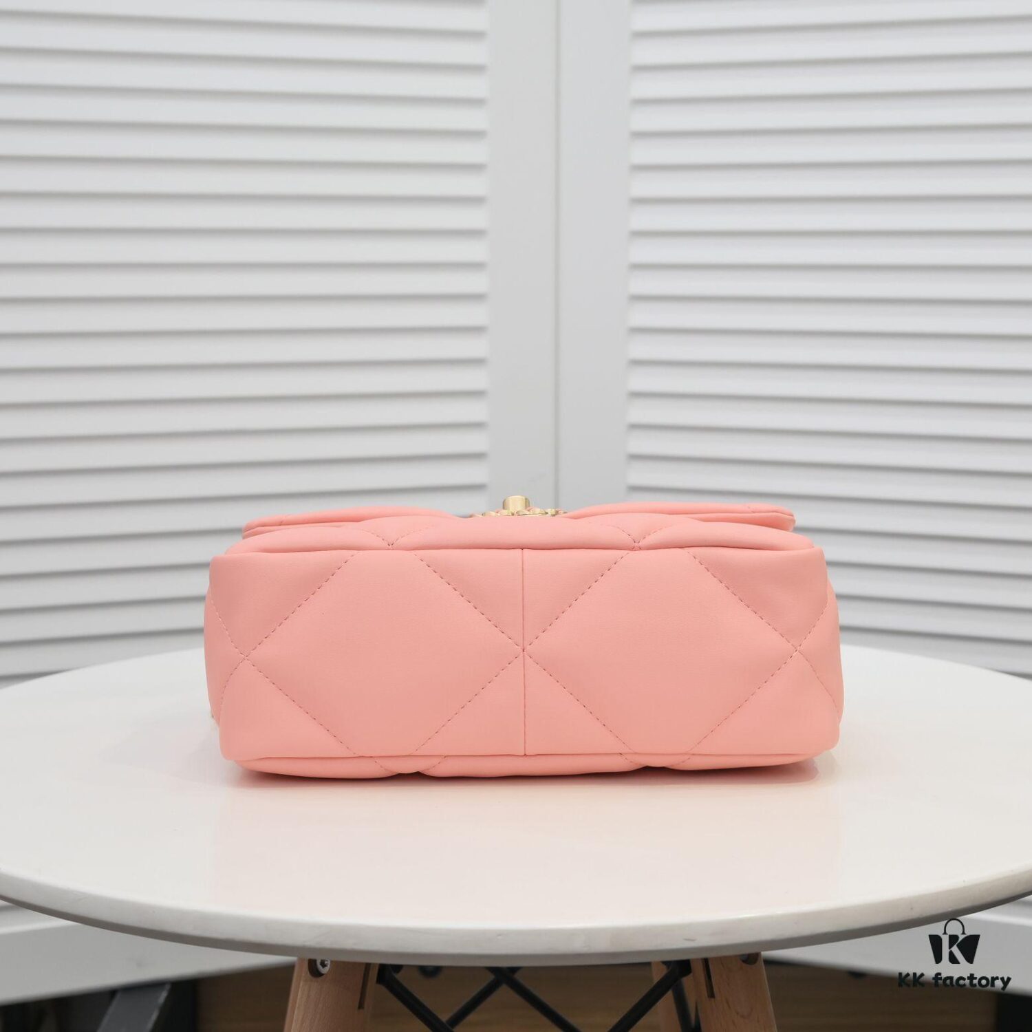 Pink Mini Chanel Latest Bestseller Release 📣📣 Synchronized with Counter, Imported Calfskin Leather 🐂 Exceptionally Soft Touch, Superb Fit, Can Be Carried by Hand, on Shoulder or Crossbody, Fully Showcasing Women's Elegant Charm 💃 Act Now