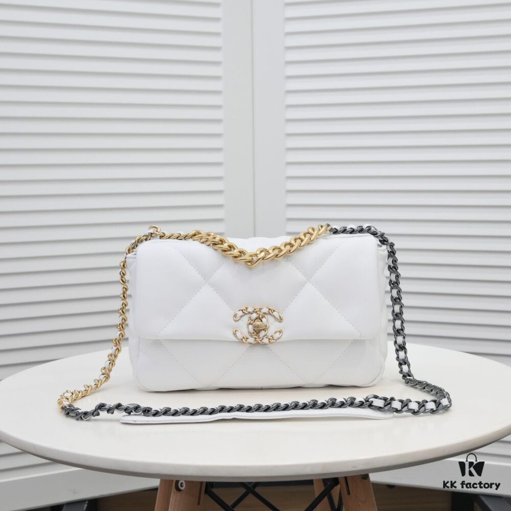 Pure White Small Size Chanel Latest Bestseller Release 📣📣 Synchronized with Counter, Premium Imported Calfskin Leather, Extremely Soft Touch