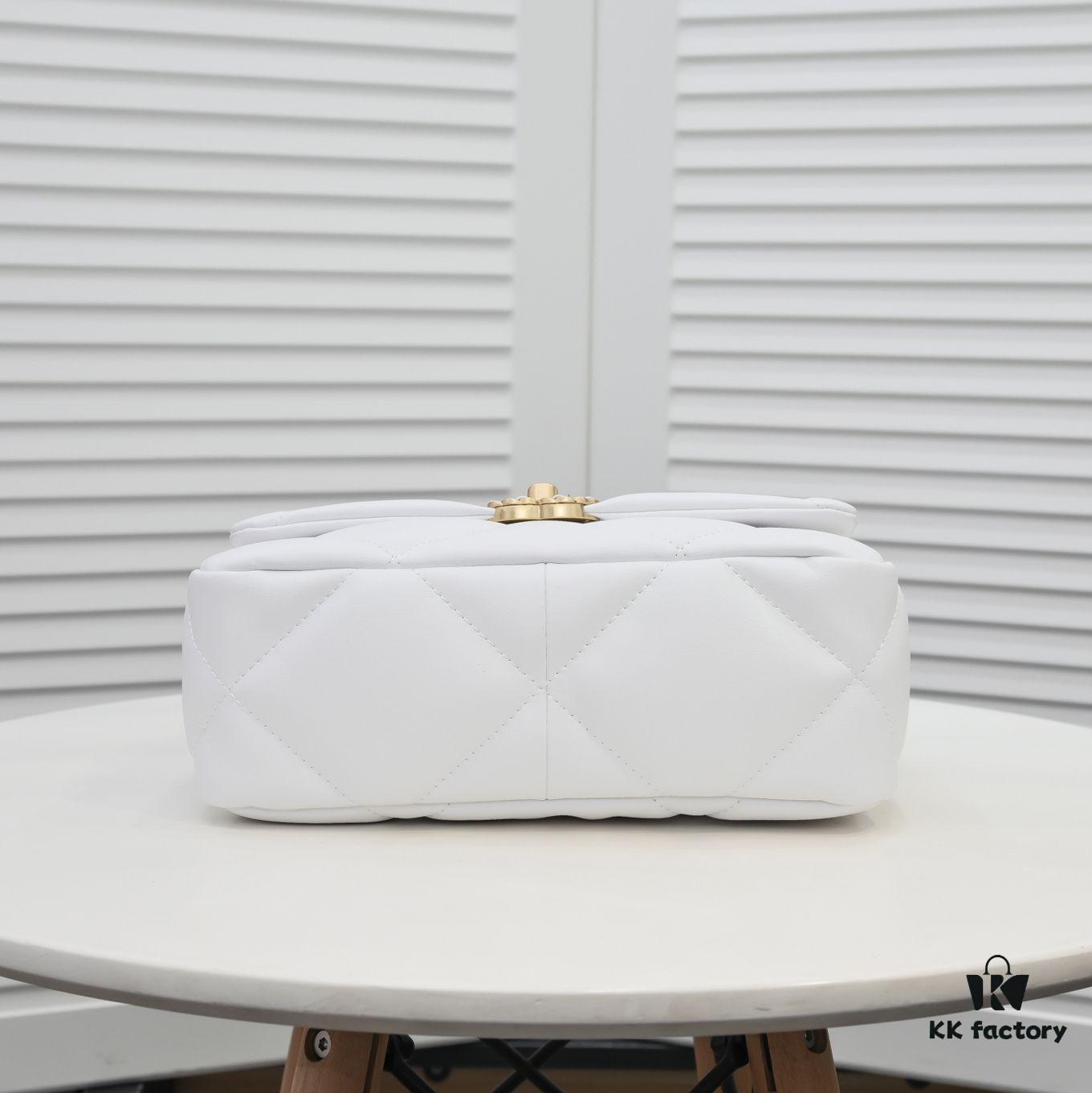 Pure White Small Size Chanel Latest Bestseller Release 📣📣 Synchronized with Counter, Premium Imported Calfskin Leather, Extremely Soft Touch