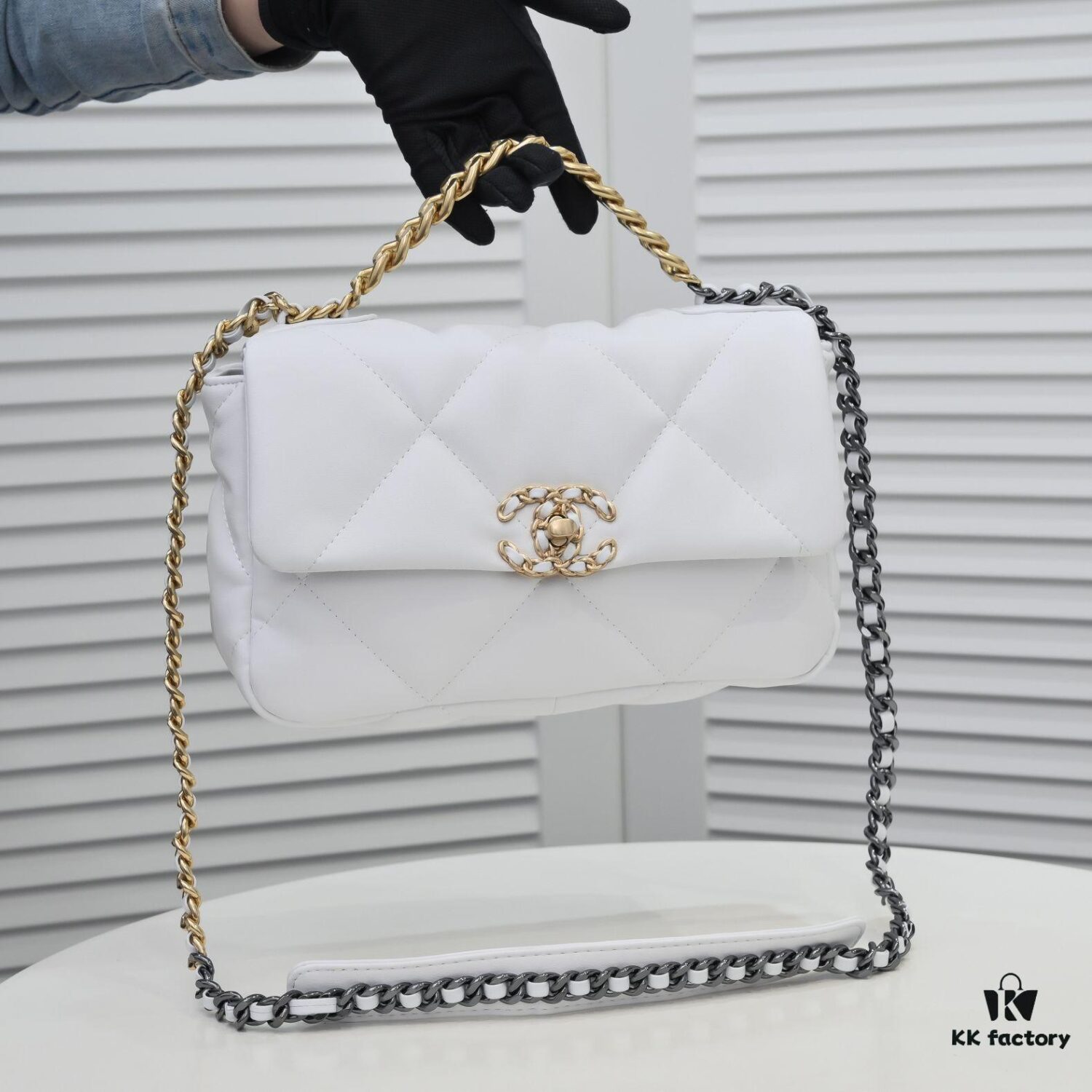 Pure White Small Size Chanel Latest Bestseller Release 📣📣 Synchronized with Counter, Premium Imported Calfskin Leather, Extremely Soft Touch