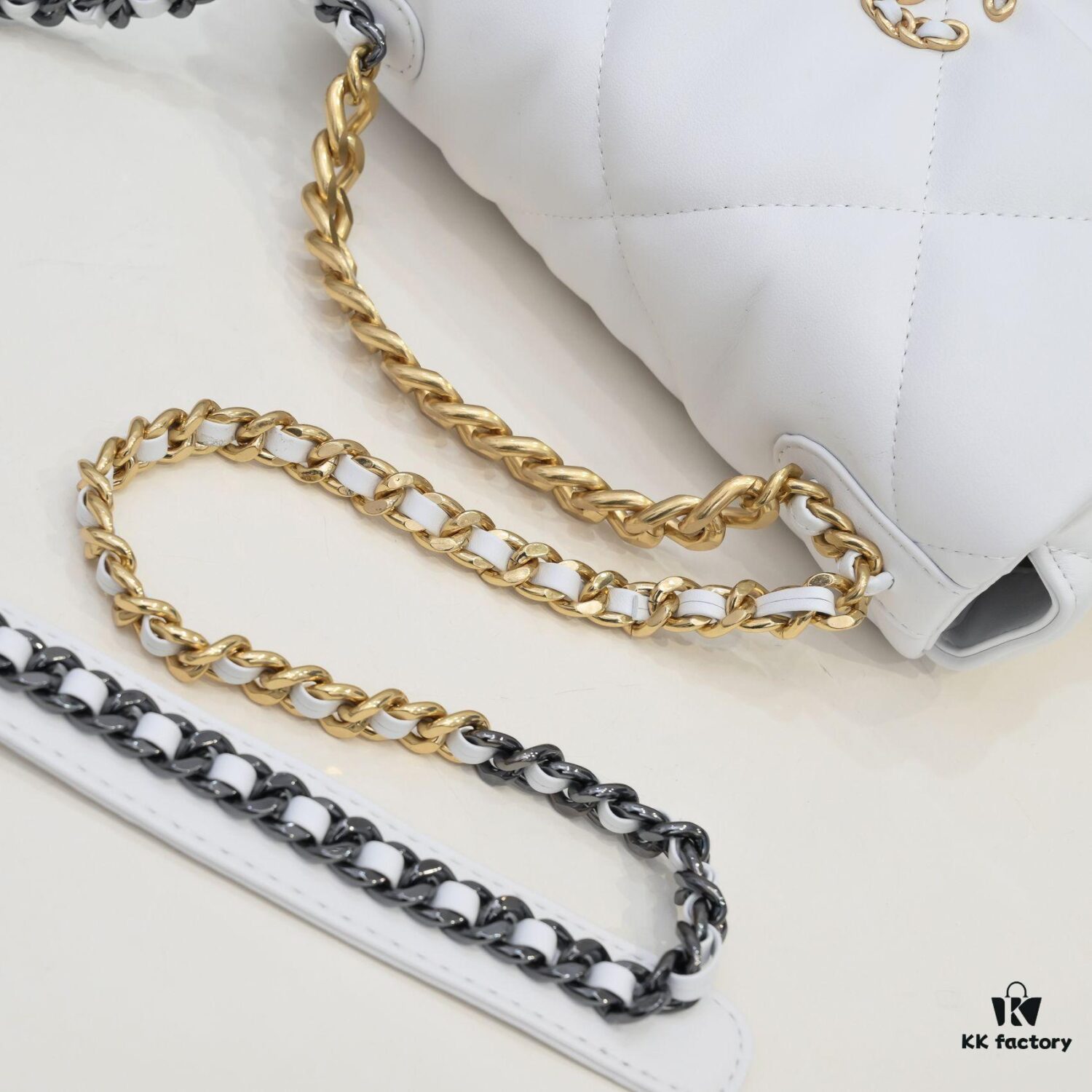 Pure White Small Size Chanel Latest Bestseller Release 📣📣 Synchronized with Counter, Premium Imported Calfskin Leather, Extremely Soft Touch