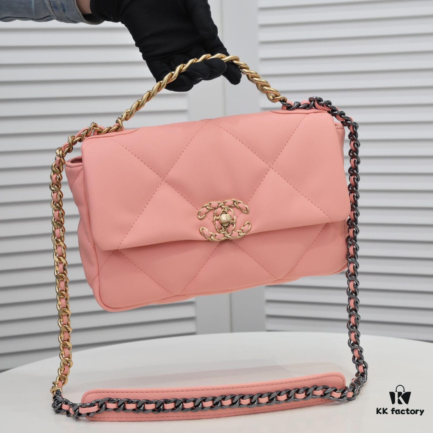 Pink Mini Chanel Latest Bestseller Release 📣📣 Synchronized with Counter, Imported Calfskin Leather 🐂 Exceptionally Soft Touch, Superb Fit, Can Be Carried by Hand, on Shoulder or Crossbody, Fully Showcasing Women's Elegant Charm 💃 Act Now