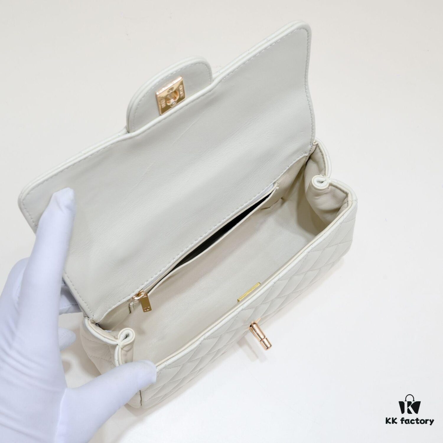 Large Size 🦋 Chanel 🖤 23A Diamond Handle CF Mini, Early Release and Already Secured 💎