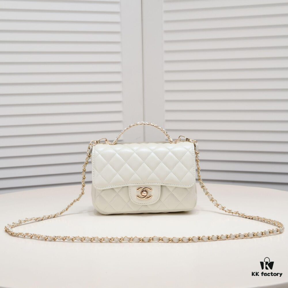 Small Size 🦋 Chanel 🖤 23A Diamond Handle CF Mini, Early Release 💎