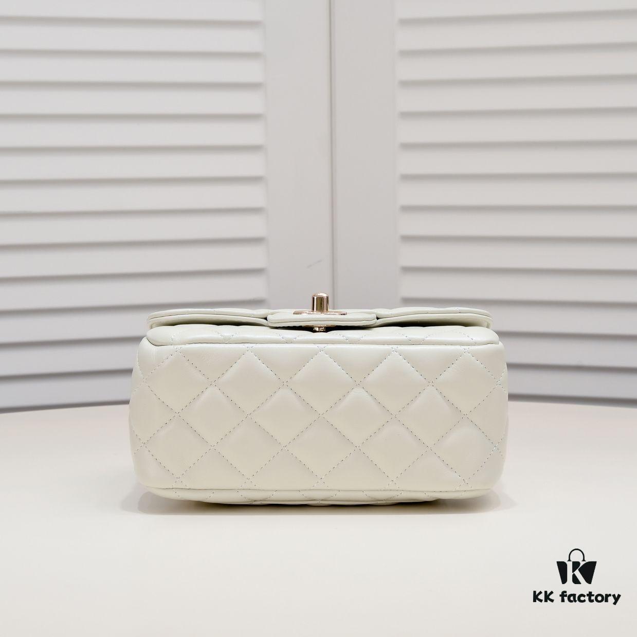 Small Size 🦋 Chanel 🖤 23A Diamond Handle CF Mini, Early Release 💎