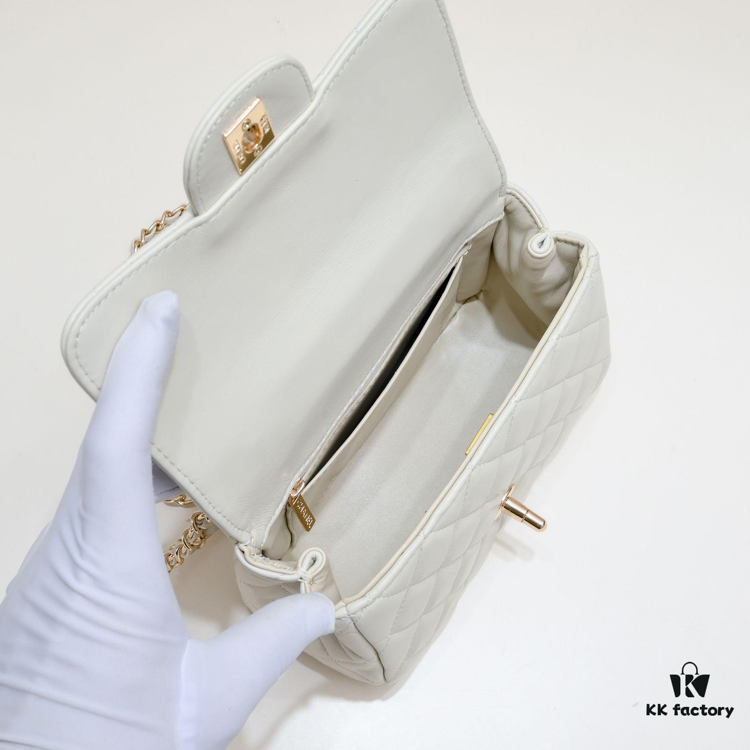 Small Size 🦋 Chanel 🖤 23A Diamond Handle CF Mini, Early Release 💎