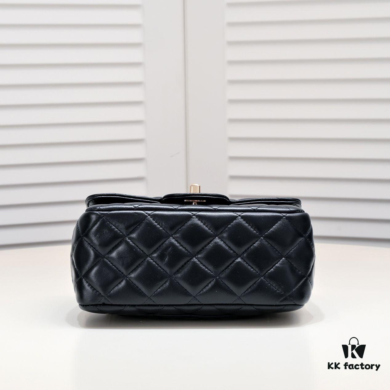 Small Size 🦋 Chanel 🖤 23A Diamond Handle CF Mini, Early Release 💎