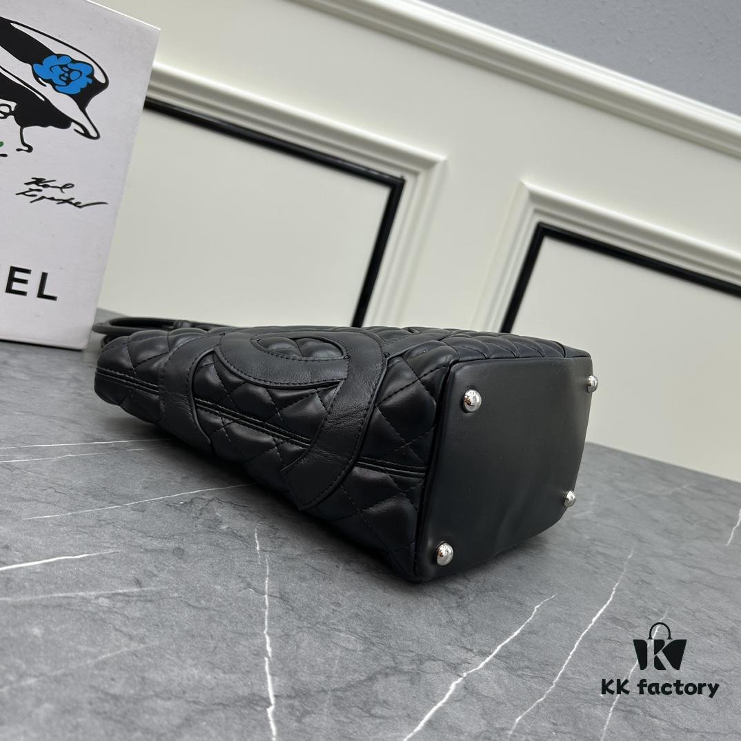 CHANEL: 24A Spring/Summer Vintage Bag 🌹💕... 2006 Brand New Ultimate Edition! The iconic Vintage 'Vegetable Basket' bag, a classic reissued and once ranked among the world's top 50 most desirable handbags, famously carried by Ms. Hilton. This model has long been discontinued at boutiques—unavailable even with money [Smile]. Exclusively sourced from a vintage boutique. ZP-developed leather: European-sourced Haas lambskin, Italian-imported 24K thick-gold-plated hardware. Limited stock, frequently out of supply. The bag’s texture perfectly matches the original authentic piece ✔️