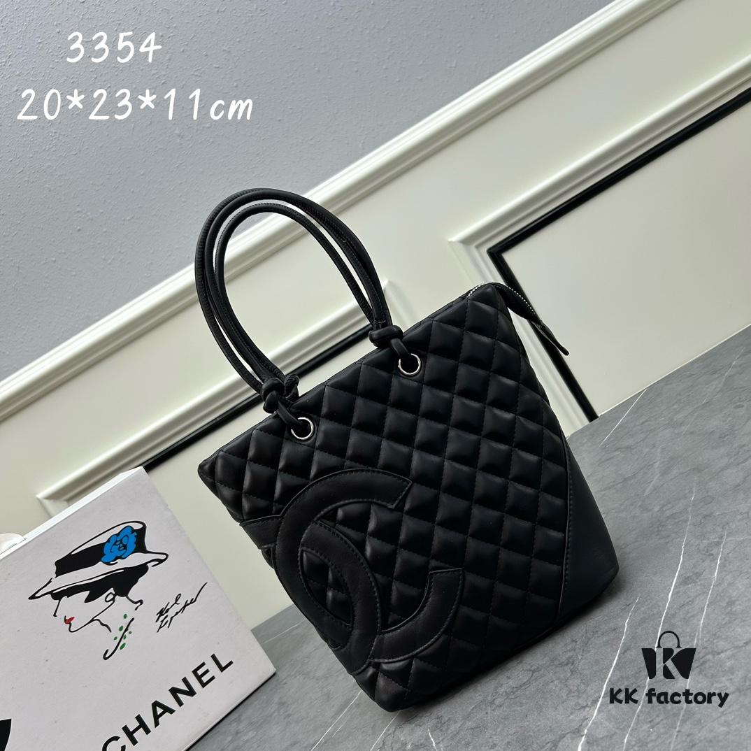 CHANEL: 24A Spring/Summer Vintage Bag 🌹💕... 2006 Brand New Ultimate Edition! The iconic Vintage 'Vegetable Basket' bag, a classic reissued and once ranked among the world's top 50 most desirable handbags, famously carried by Ms. Hilton. This model has long been discontinued at boutiques—unavailable even with money [Smile]. Exclusively sourced from a vintage boutique. ZP-developed leather: European-sourced Haas lambskin, Italian-imported 24K thick-gold-plated hardware. Limited stock, frequently out of supply. The bag’s texture perfectly matches the original authentic piece ✔️