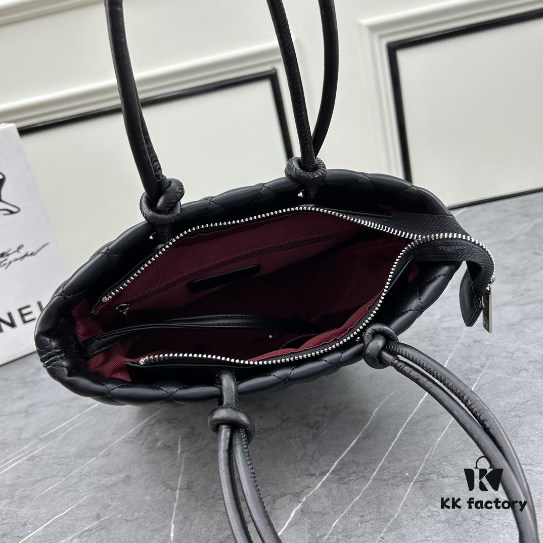 CHANEL: 24A Spring/Summer Vintage Bag 🌹💕... 2006 Brand New Ultimate Edition! The iconic Vintage 'Vegetable Basket' bag, a classic reissued and once ranked among the world's top 50 most desirable handbags, famously carried by Ms. Hilton. This model has long been discontinued at boutiques—unavailable even with money [Smile]. Exclusively sourced from a vintage boutique. ZP-developed leather: European-sourced Haas lambskin, Italian-imported 24K thick-gold-plated hardware. Limited stock, frequently out of supply. The bag’s texture perfectly matches the original authentic piece ✔️