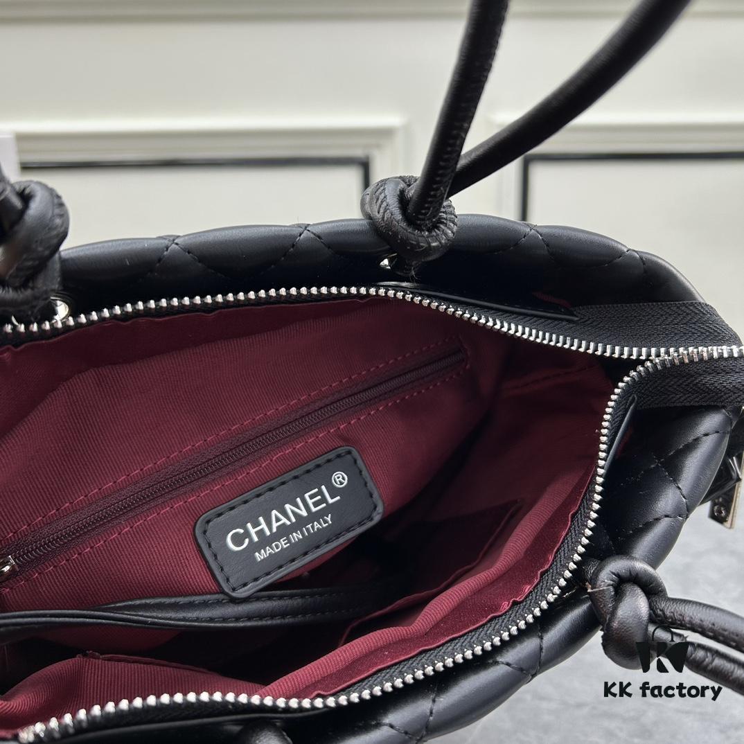 CHANEL: 24A Spring/Summer Vintage Bag 🌹💕... 2006 Brand New Ultimate Edition! The iconic Vintage 'Vegetable Basket' bag, a classic reissued and once ranked among the world's top 50 most desirable handbags, famously carried by Ms. Hilton. This model has long been discontinued at boutiques—unavailable even with money [Smile]. Exclusively sourced from a vintage boutique. ZP-developed leather: European-sourced Haas lambskin, Italian-imported 24K thick-gold-plated hardware. Limited stock, frequently out of supply. The bag’s texture perfectly matches the original authentic piece ✔️