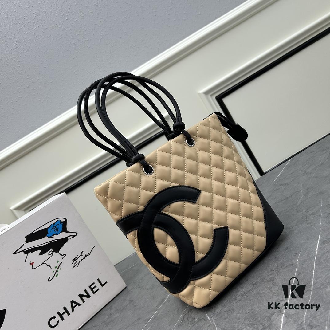 CHANEL: 24A Spring/Summer Vintage Bag 🌹💕... 2006 Brand New Ultimate Edition! The iconic Vintage 'Vegetable Basket' bag, a classic reimagined, once ranked among the world's top 50 most desirable handbags. Named after Ms. Hilton's favorite carry, this model has long been discontinued at boutiques—unavailable even with money [Smile]. Exclusively sourced from a rare vintage boutique. ZP-developed leather: European-sourced Haas lamb skin, imported from Italy, with 24K thick gold-plated steel lock. Limited stock, frequently out of inventory. The bag’s texture perfectly matches the original authentic quality ✔️