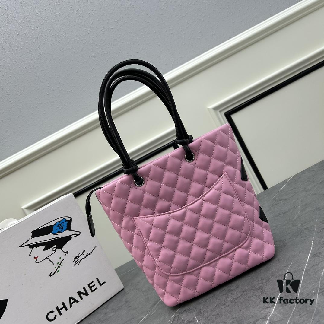 CHANEL: 24A Spring/Summer Vintage Bag 🌹💕... 2006 Brand New Ultimate Edition! The iconic Vintage 'Vegetable Basket' bag, a classic reissued and once ranked among the world's top 50 most desirable handbags, famously carried by Miss Hilton. Already discontinued at boutiques—unavailable even if money is no object 😊. Exclusively sourced from a vintage boutique. ZP-developed leather: European-sourced Haas lambskin, with 24K thick gold-plated steel lock imported from Italy. Rare stock, frequently out of inventory. The bag’s texture perfectly matches the original authentic quality ✔️