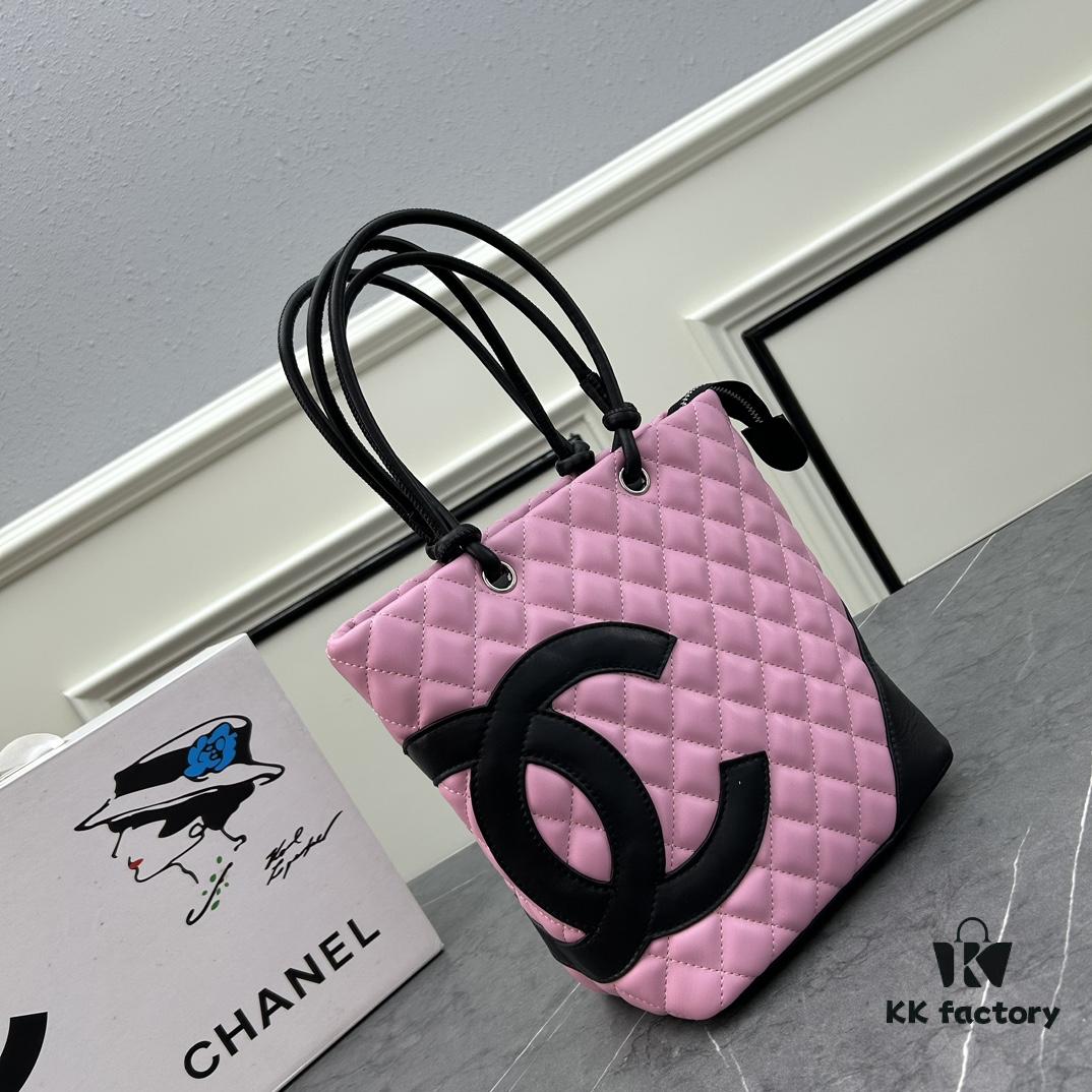 CHANEL: 24A Spring/Summer Vintage Bag 🌹💕... 2006 Brand New Ultimate Edition! The iconic Vintage 'Vegetable Basket' bag, a classic reissued and once ranked among the world's top 50 most desirable handbags, famously carried by Miss Hilton. Already discontinued at boutiques—unavailable even if money is no object 😊. Exclusively sourced from a vintage boutique. ZP-developed leather: European-sourced Haas lambskin, with 24K thick gold-plated steel lock imported from Italy. Rare stock, frequently out of inventory. The bag’s texture perfectly matches the original authentic quality ✔️