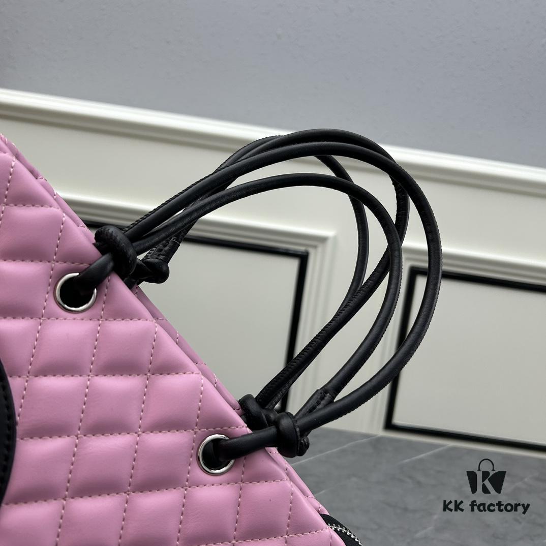 CHANEL: 24A Spring/Summer Vintage Bag 🌹💕... 2006 Brand New Ultimate Edition! The iconic Vintage 'Vegetable Basket' bag, a classic reissued and once ranked among the world's top 50 most desirable handbags, famously carried by Miss Hilton. Already discontinued at boutiques—unavailable even if money is no object 😊. Exclusively sourced from a vintage boutique. ZP-developed leather: European-sourced Haas lambskin, with 24K thick gold-plated steel lock imported from Italy. Rare stock, frequently out of inventory. The bag’s texture perfectly matches the original authentic quality ✔️