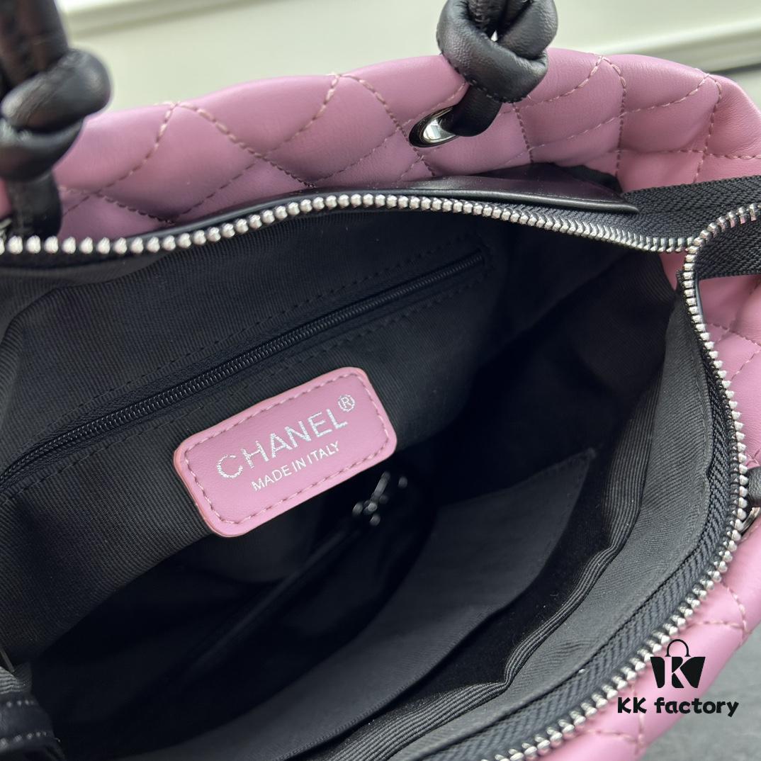 CHANEL: 24A Spring/Summer Vintage Bag 🌹💕... 2006 Brand New Ultimate Edition! The iconic Vintage 'Vegetable Basket' bag, a classic reissued and once ranked among the world's top 50 most desirable handbags, famously carried by Miss Hilton. Already discontinued at boutiques—unavailable even if money is no object 😊. Exclusively sourced from a vintage boutique. ZP-developed leather: European-sourced Haas lambskin, with 24K thick gold-plated steel lock imported from Italy. Rare stock, frequently out of inventory. The bag’s texture perfectly matches the original authentic quality ✔️