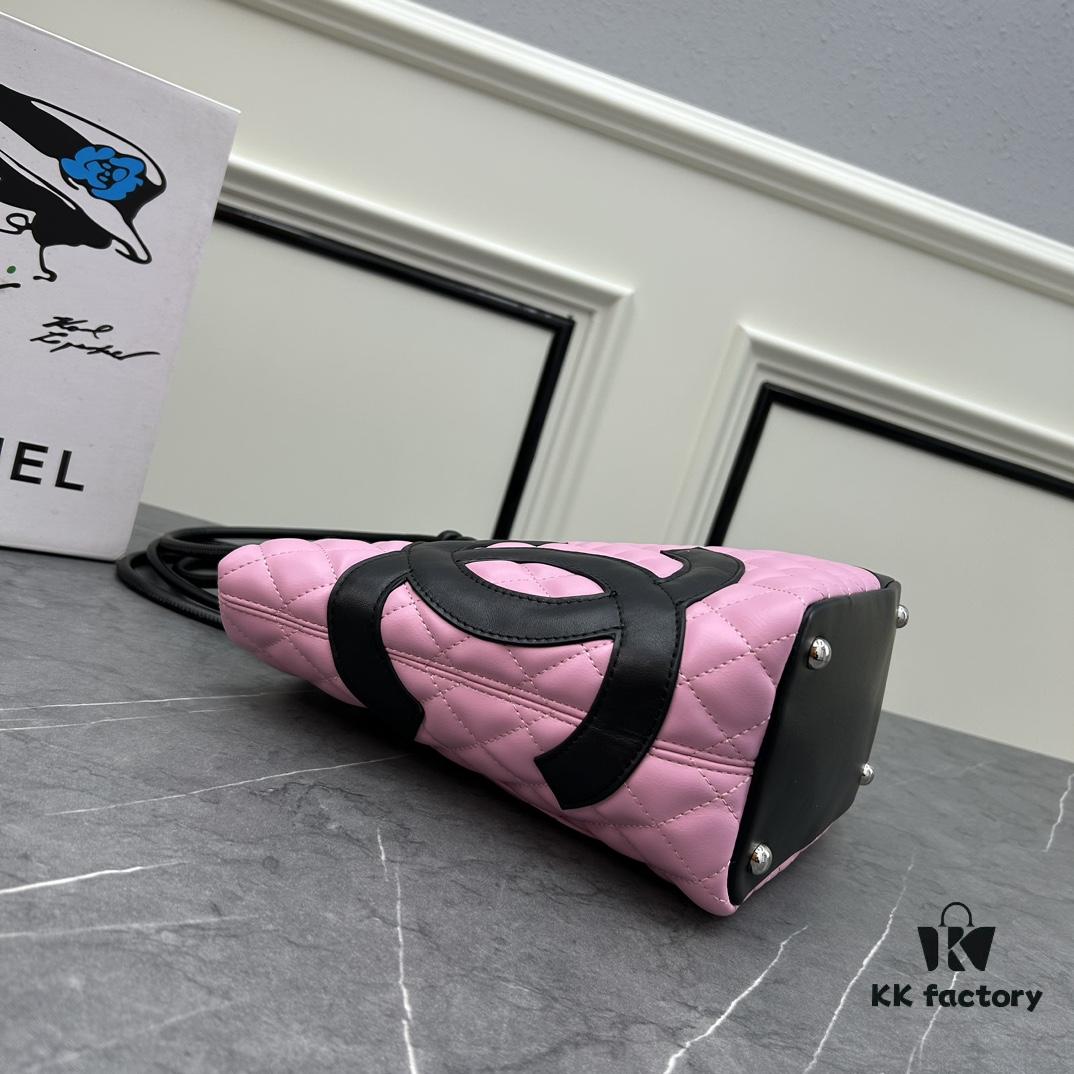 CHANEL: 24A Spring/Summer Vintage Bag 🌹💕... 2006 Brand New Ultimate Edition! The iconic Vintage 'Vegetable Basket' bag, a classic reissued and once ranked among the world's top 50 most desirable handbags, famously carried by Miss Hilton. Already discontinued at boutiques—unavailable even if money is no object 😊. Exclusively sourced from a vintage boutique. ZP-developed leather: European-sourced Haas lambskin, with 24K thick gold-plated steel lock imported from Italy. Rare stock, frequently out of inventory. The bag’s texture perfectly matches the original authentic quality ✔️