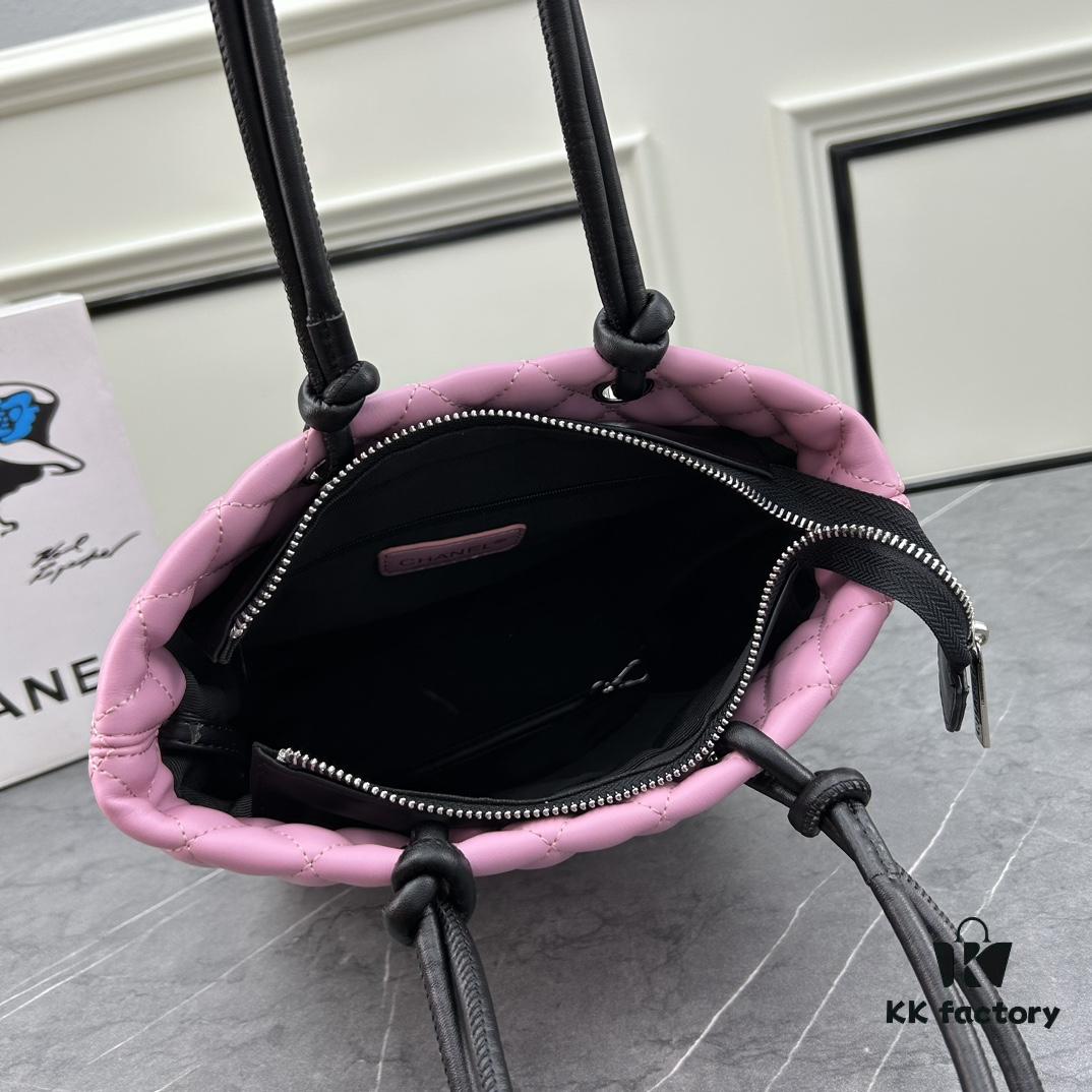 CHANEL: 24A Spring/Summer Vintage Bag 🌹💕... 2006 Brand New Ultimate Edition! The iconic Vintage 'Vegetable Basket' bag, a classic reissued and once ranked among the world's top 50 most desirable handbags, famously carried by Miss Hilton. Already discontinued at boutiques—unavailable even if money is no object 😊. Exclusively sourced from a vintage boutique. ZP-developed leather: European-sourced Haas lambskin, with 24K thick gold-plated steel lock imported from Italy. Rare stock, frequently out of inventory. The bag’s texture perfectly matches the original authentic quality ✔️