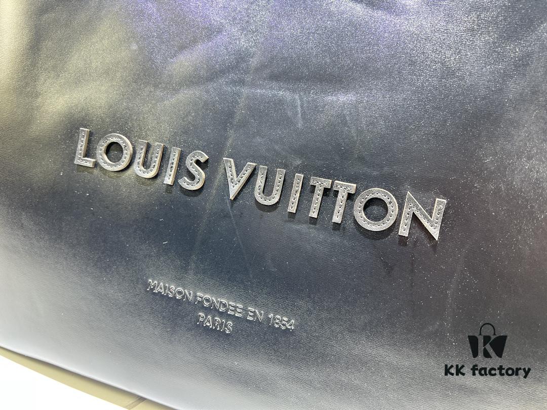 M24457 This Shopper Medium Bag Draws Inspiration from Louis Vuitton Shopping Bags, Featuring Louis Vuitton and Maison Fondée En 1854 Embossed on Soft Calfskin, with Top Handles and Detachable Shoulder Strap. Dimensions: 40x32x16cm