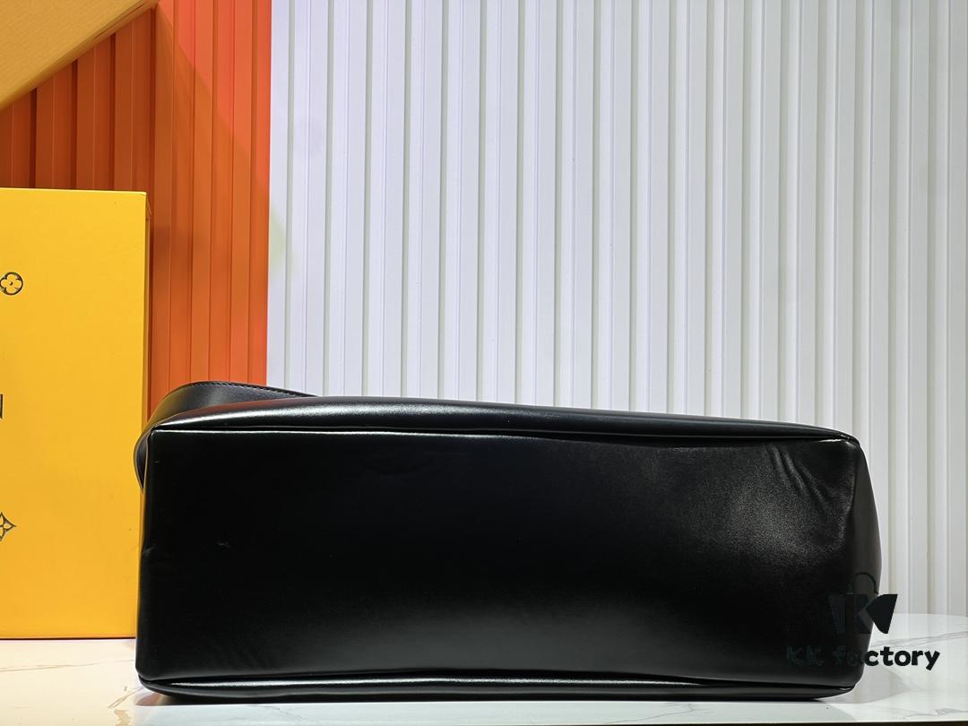 M24457 This Shopper Medium Bag Draws Inspiration from Louis Vuitton Shopping Bags, Featuring Louis Vuitton and Maison Fondée En 1854 Embossed on Soft Calfskin, with Top Handles and Detachable Shoulder Strap. Dimensions: 40x32x16cm