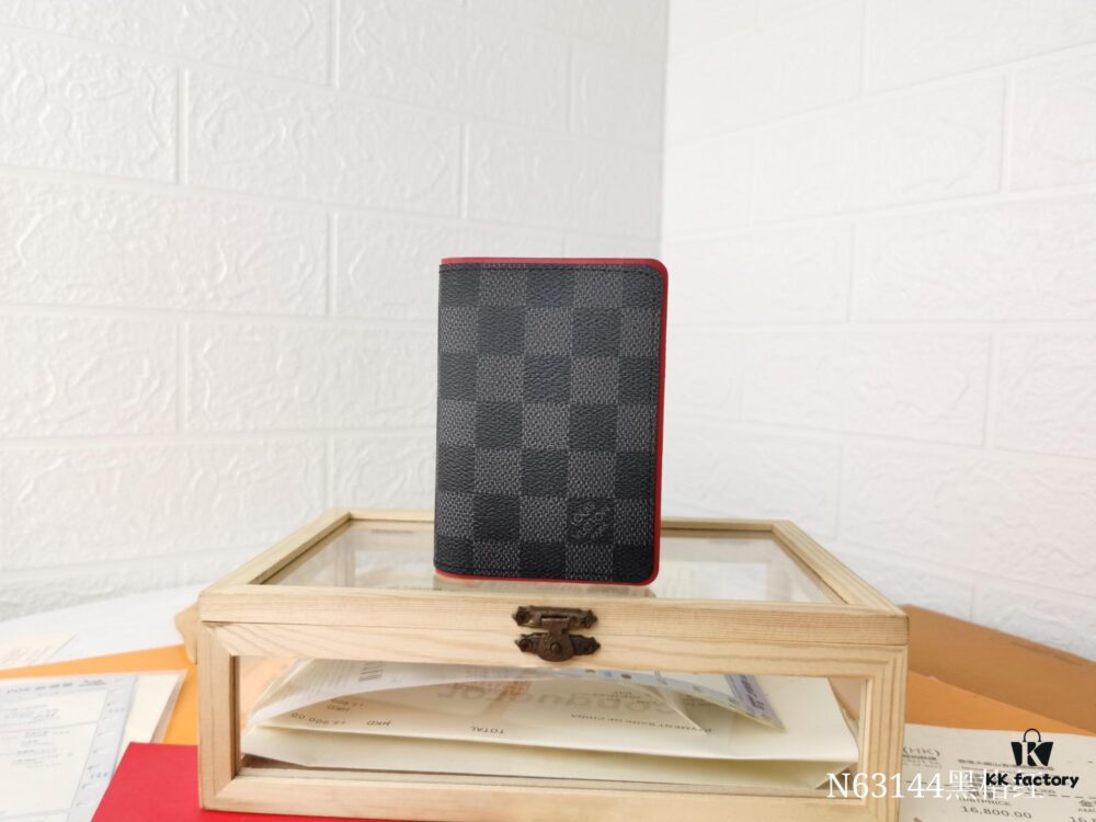 Top Quality Original 💎 [Photographed with Personal Background] N63144 Black Grid with Red, This Wallet Combines the Elegance of Damier Graphite Canvas and the Fine Texture of Epi Leather, Featuring Stripes Adorned with Louis Vuitton Signature Details
