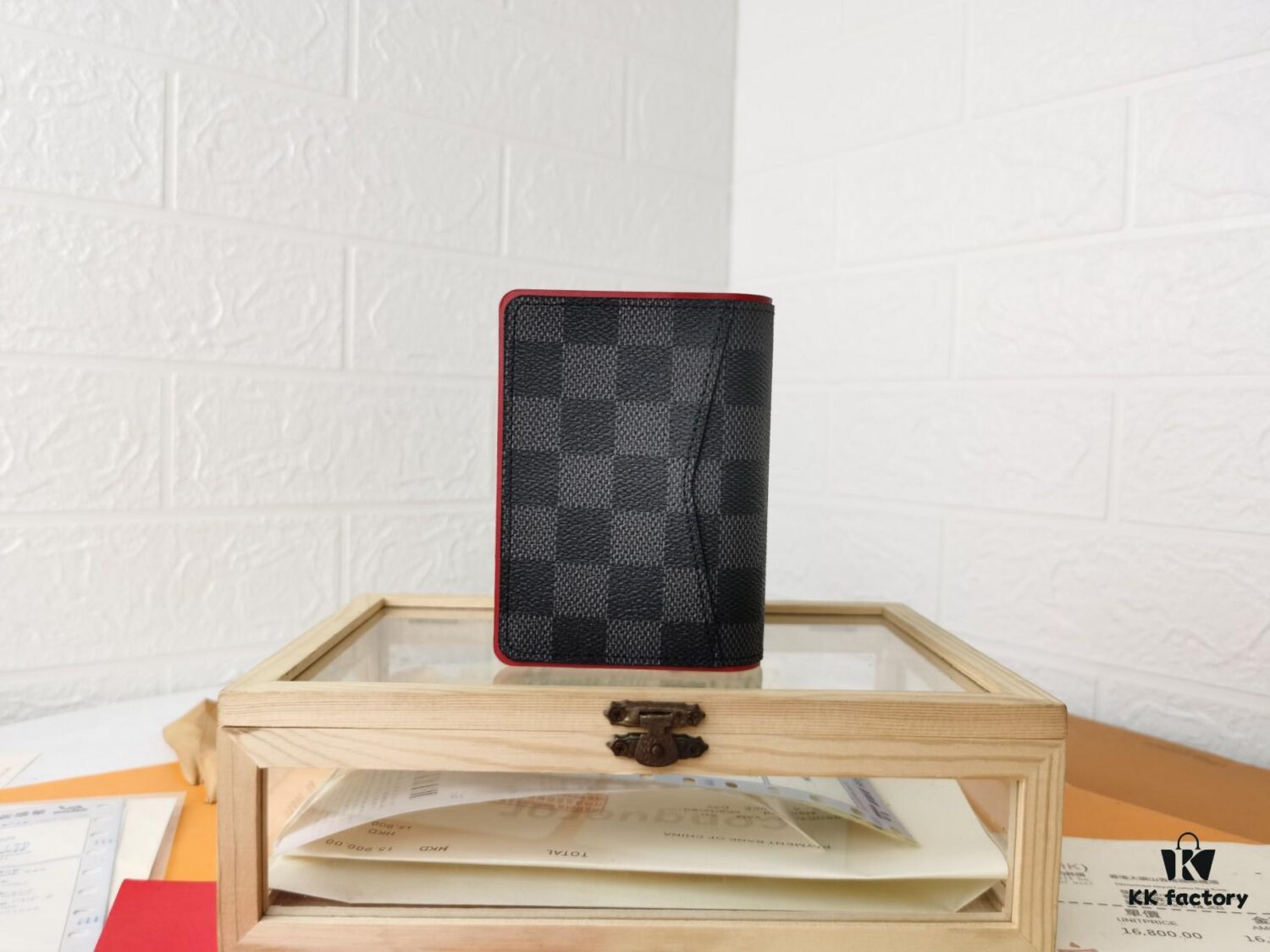 Top Quality Original 💎 [Photographed with Personal Background] N63144 Black Grid with Red, This Wallet Combines the Elegance of Damier Graphite Canvas and the Fine Texture of Epi Leather, Featuring Stripes Adorned with Louis Vuitton Signature Details