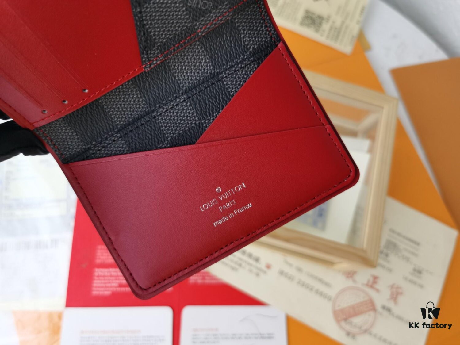 Top Quality Original 💎 [Photographed with Personal Background] N63144 Black Grid with Red, This Wallet Combines the Elegance of Damier Graphite Canvas and the Fine Texture of Epi Leather, Featuring Stripes Adorned with Louis Vuitton Signature Details