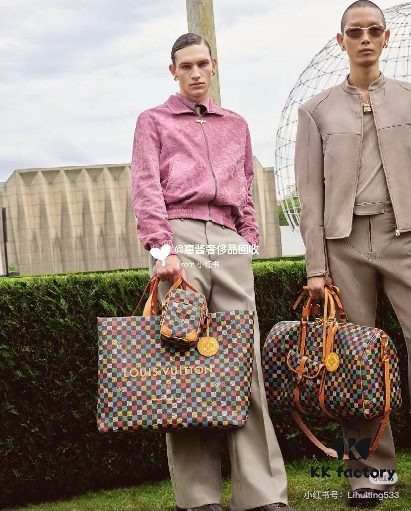 M24457 This Shopper Medium Bag Draws Inspiration from Louis Vuitton's Shopping Bags, Featuring 'Louis Vuitton' and 'Maison Fondée En 1854' Embossed on Soft Calfskin, with Top Handles and Detachable Shoulder Strap. Dimensions: 40x32x16cm