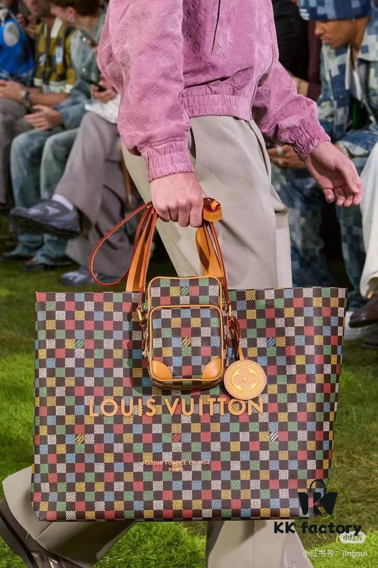 M24457 This Shopper Medium Bag Draws Inspiration from Louis Vuitton's Shopping Bags, Featuring 'Louis Vuitton' and 'Maison Fondée En 1854' Embossed on Soft Calfskin, with Top Handles and Detachable Shoulder Strap. Dimensions: 40x32x16cm