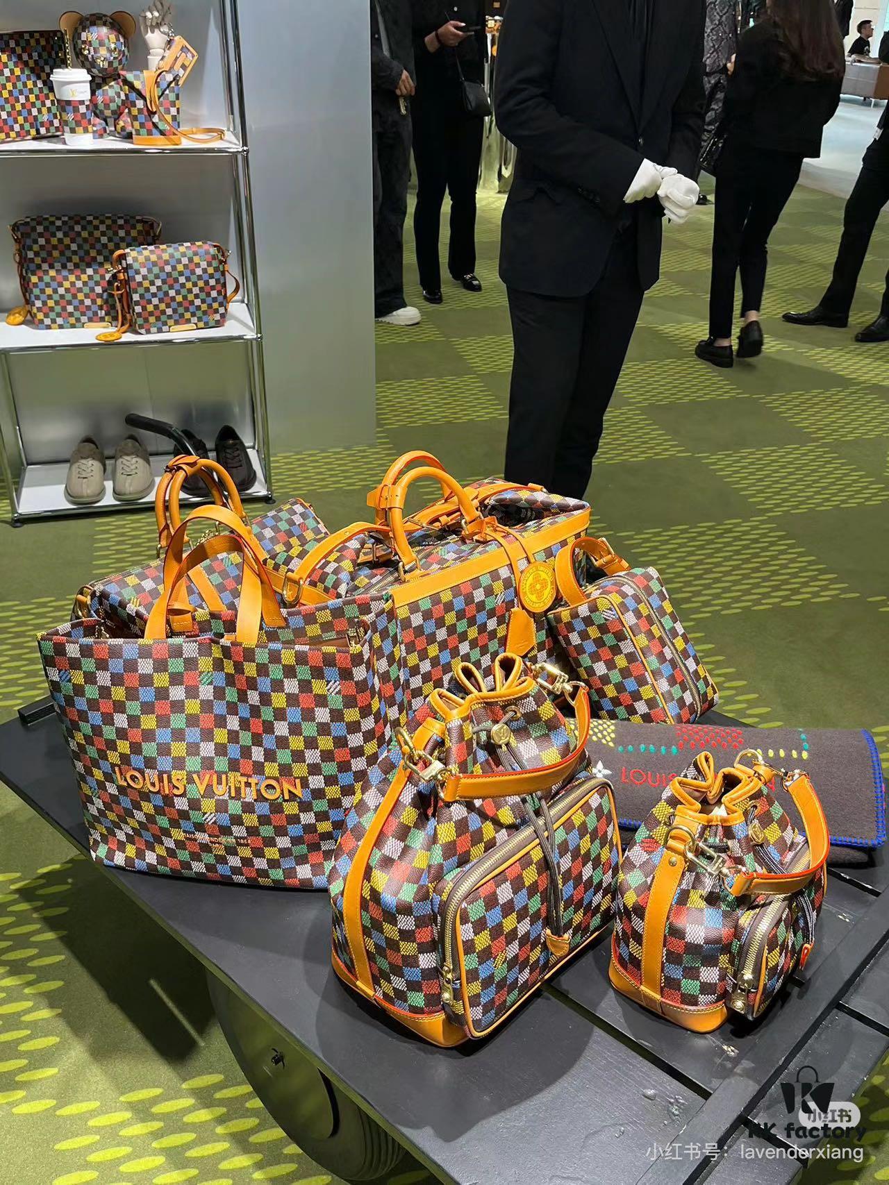 M24457 This Shopper Medium Bag Draws Inspiration from Louis Vuitton's Shopping Bags, Featuring 'Louis Vuitton' and 'Maison Fondée En 1854' Embossed on Soft Calfskin, with Top Handles and Detachable Shoulder Strap. Dimensions: 40x32x16cm