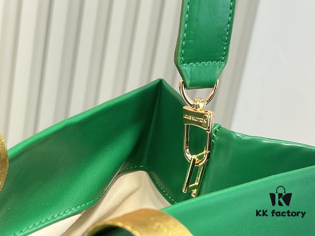 M24457 M24475 This Medium-Sized Shopper Handbag Draws Inspiration from Louis Vuitton's Shopping Bag